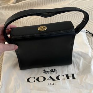 Coach turnlock bag in excellent condition. Used a few times.